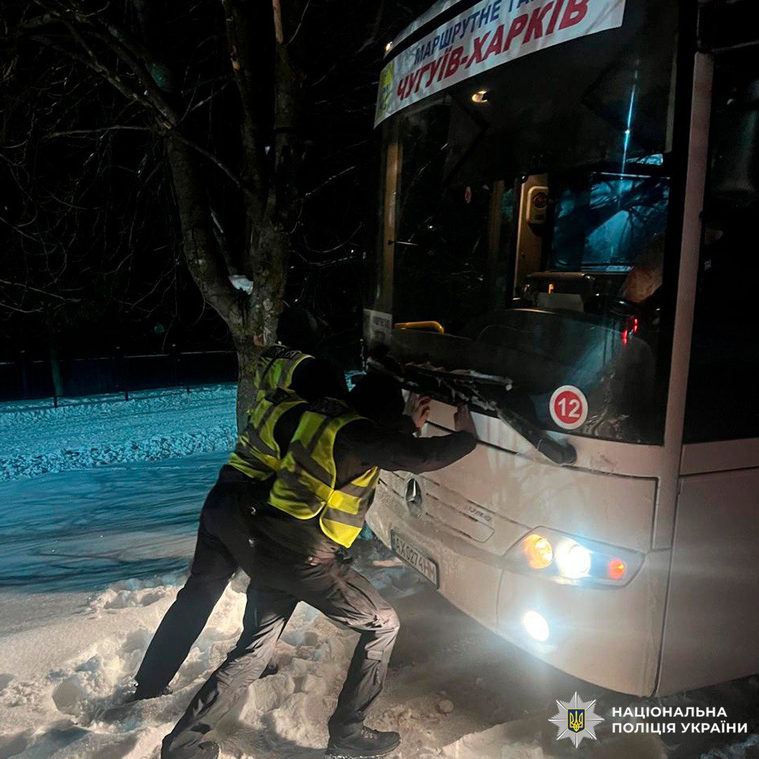 Автобус застрял из-за гололеда на Харьковщине – помогли полицейские