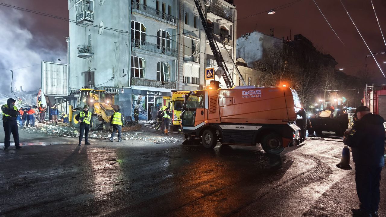 Как в Харькове устраняют последствия ракетных ударов РФ 2 января (фото)