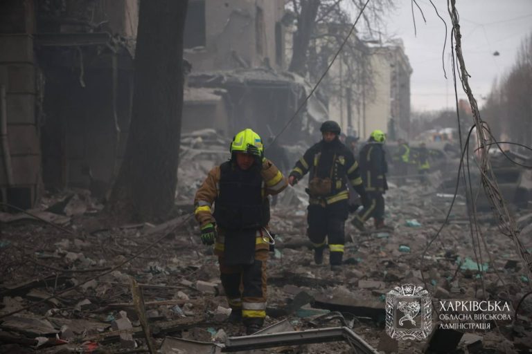 Удар российских ракет по центру Харькова и первые минуты после него в видео