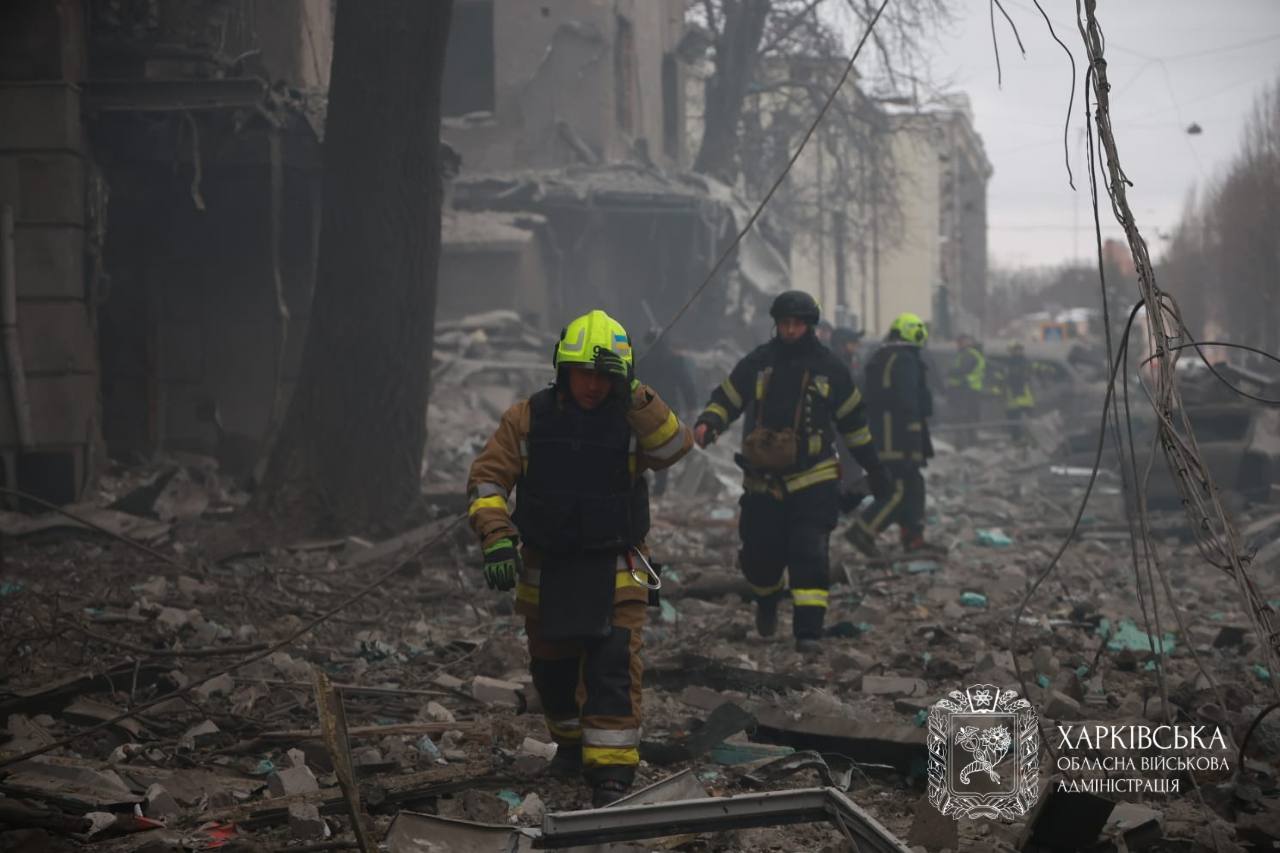 Удар российских ракет по центру Харькова и первые минуты после него в видео