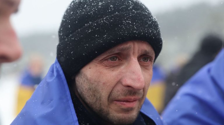 Обмен пленными: домой вернулись 157 украинцев (фото, видео)