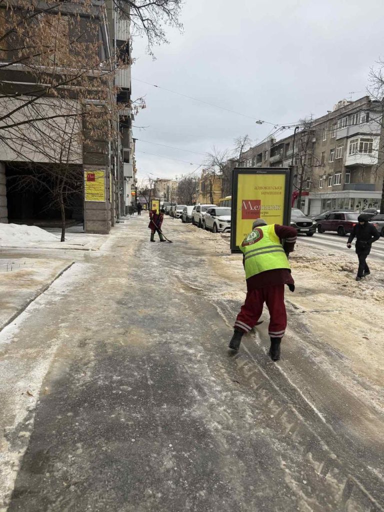 коммунальщики убирали в Харькове