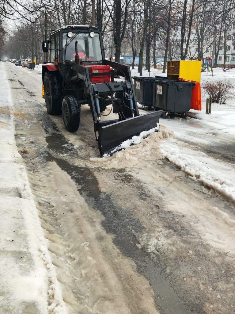 коммунальщики убирали в Харькове