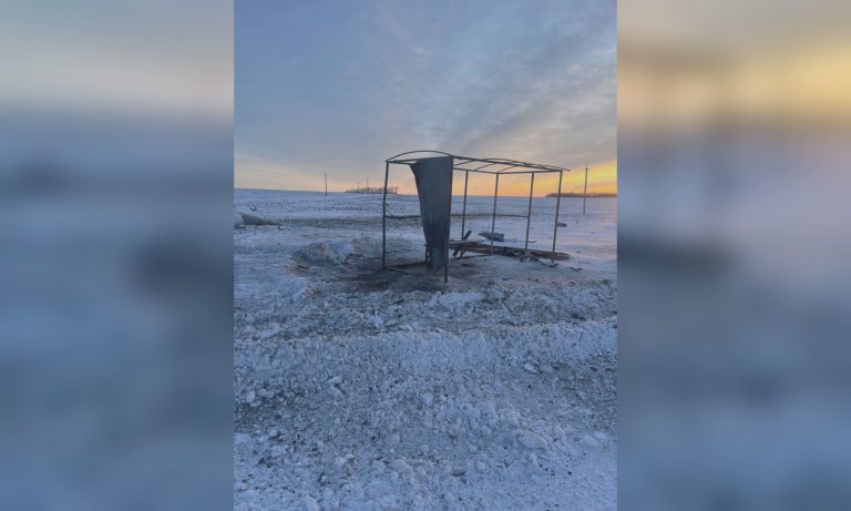 Оккупанты разрушили остановку на Золочевщине (фото)