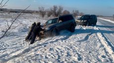 Через негоду на Харківщині авто вилетіло з траси та застрягло: допомагали копи