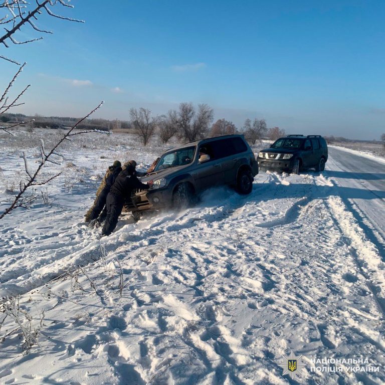 Через негоду на Харківщині авто вилетіло з траси та застрягло: допомагали копи