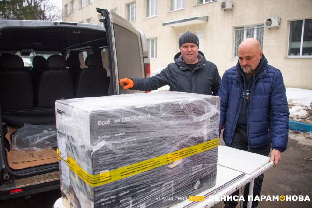 Парамонов передал зарядные станции детским больницам