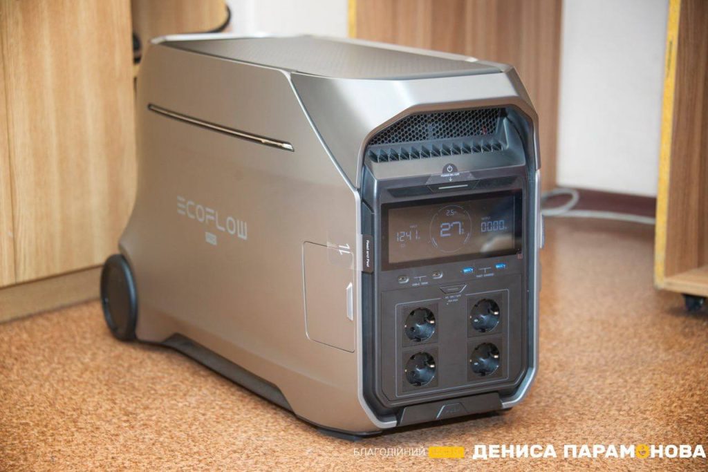 Парамонов передал зарядные станции детским больницам