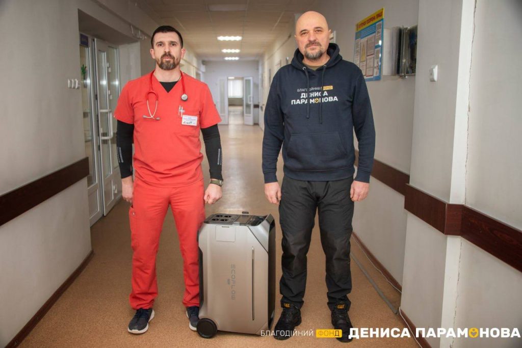 Парамонов передал зарядные станции детским больницам