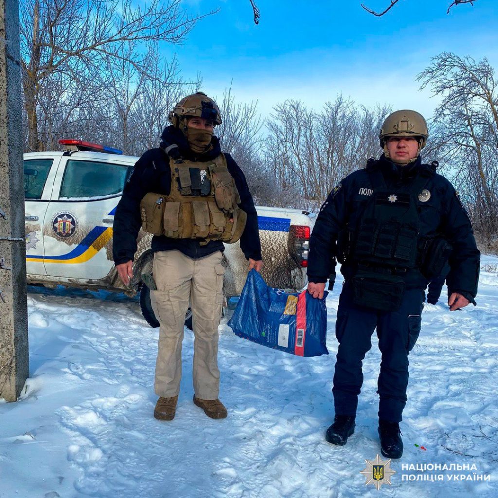 Поліцейські привезли корм тваринам