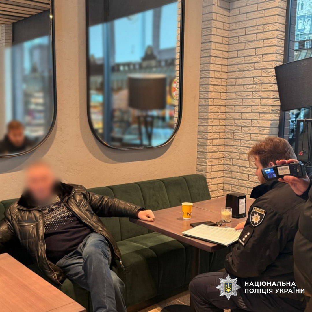 Помогал мужчинам выехать за границу за $12 тысяч: подозревают пенсионера