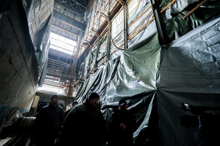 Шмыгаль осмотрел поврежденные энергообъекты в Харькове: что удалось сохранить