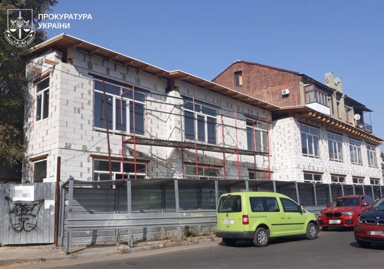 Незаконно звела офіс у центрі Харкова: мешканці повідомили про підозру