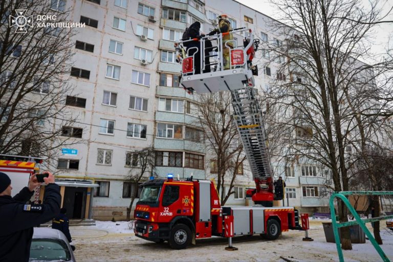 Утром в Харькове горела многоэтажка: спасли пять человек (фото, видео)