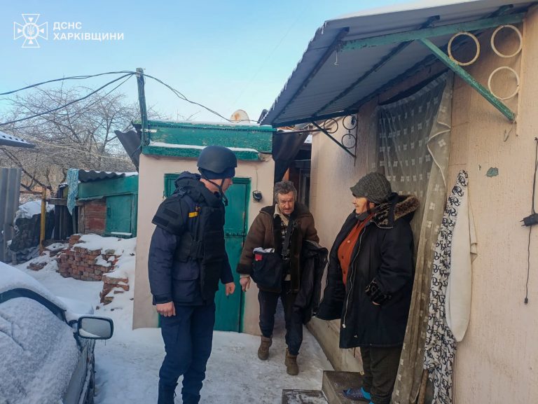 Остался без жилья на Золочевщине: пожилого мужчину эвакуировали спасатели