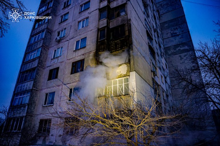 На Салтовке сегодня утром мужчина пытался спастись от огня и выпрыгнул с окна