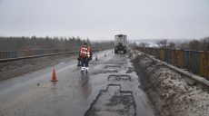 С оттепелью дороги Харьковщины стремительно разрушаются: где уже латают ямы 📷