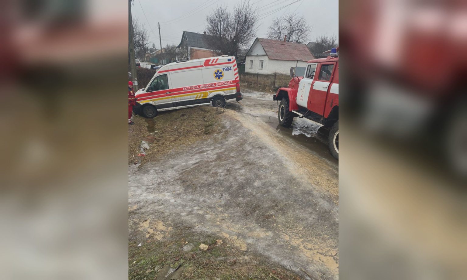 «Швидка» злетіла зі слизької дороги в Харківській області (фото)