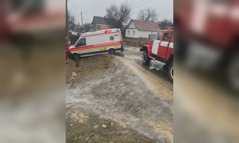 «Скорая» слетела со скользкой дороги в Харьковской области (фото)