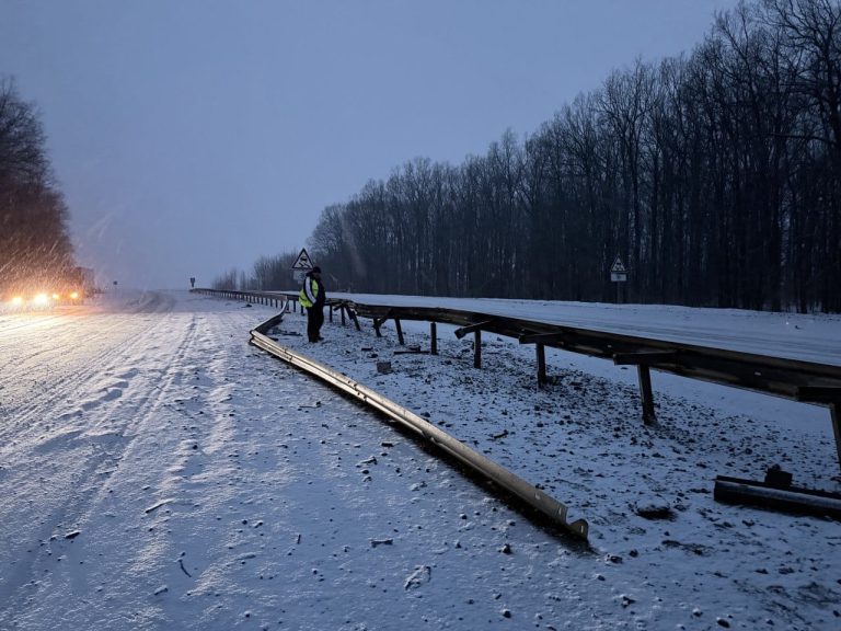 Удары РФ по трассе на Харьковщине: полиция сообщила о четверых пострадавших