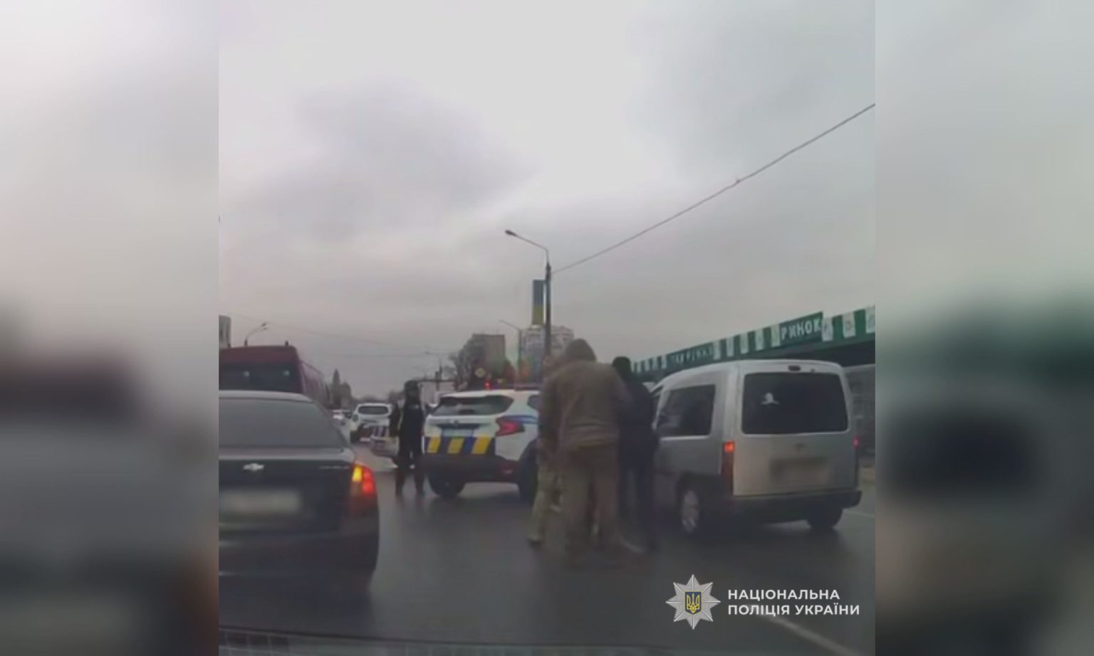 У Харкові водій у розшуку хотів втекти і збив поліцейську, його піймали – НПУ