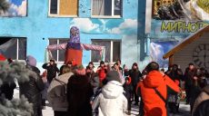 Ели блины, сожгли чучело: как в экопарке под Харьковом отпраздновали Масленицу