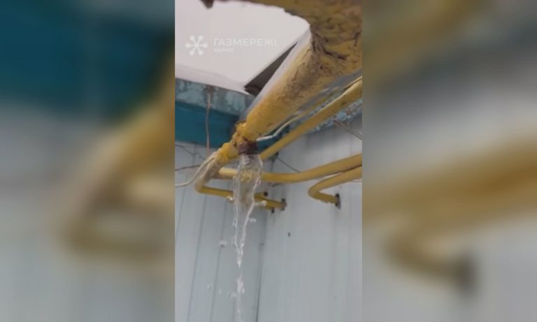 Вода попала в газопровод: без услуги было несколько домов в Харькове (видео)