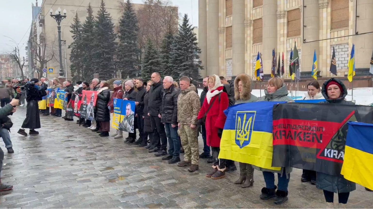 Четвертая годовщина начала войны — минута молчания в центре Харькова (видео)