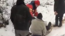 Працюють за будь-яких умов: медики “швидкої” везли пацієнта на санчатах