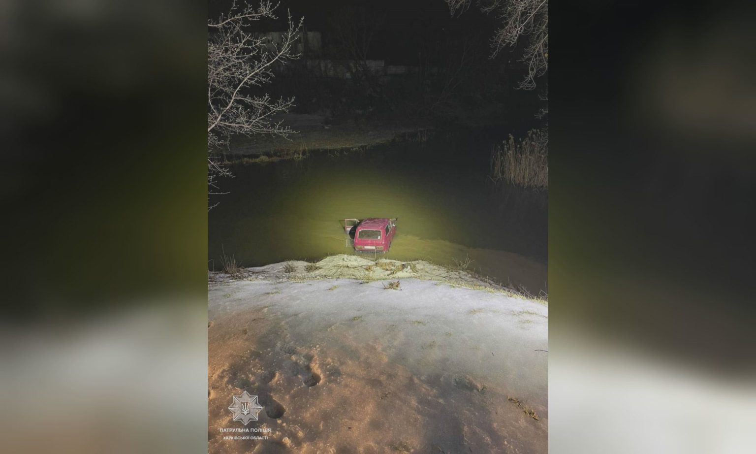 У Харкові авто з’їхало у водойму: водій, ймовірно, їхав під наркотиками