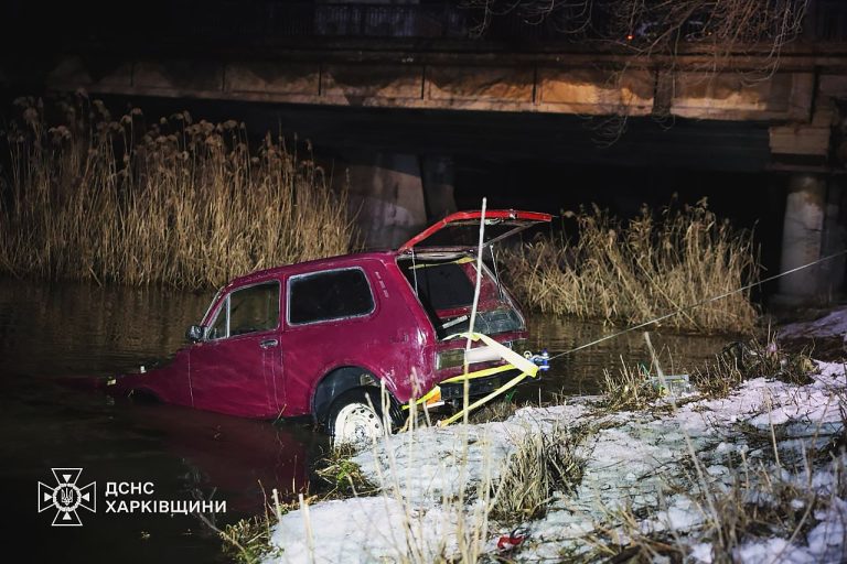 Как из реки в Харькове доставали «Ниву», показали спасатели (фото, видео)