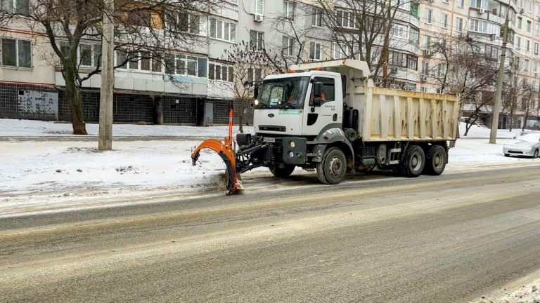 Гололед и снег в Харькове: коммунальщики подвели итоги за неделю (фото)