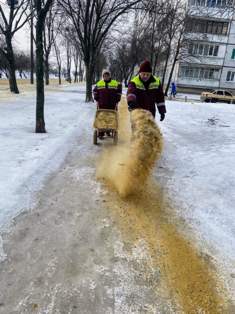 коммунальщики убирали в Харькове