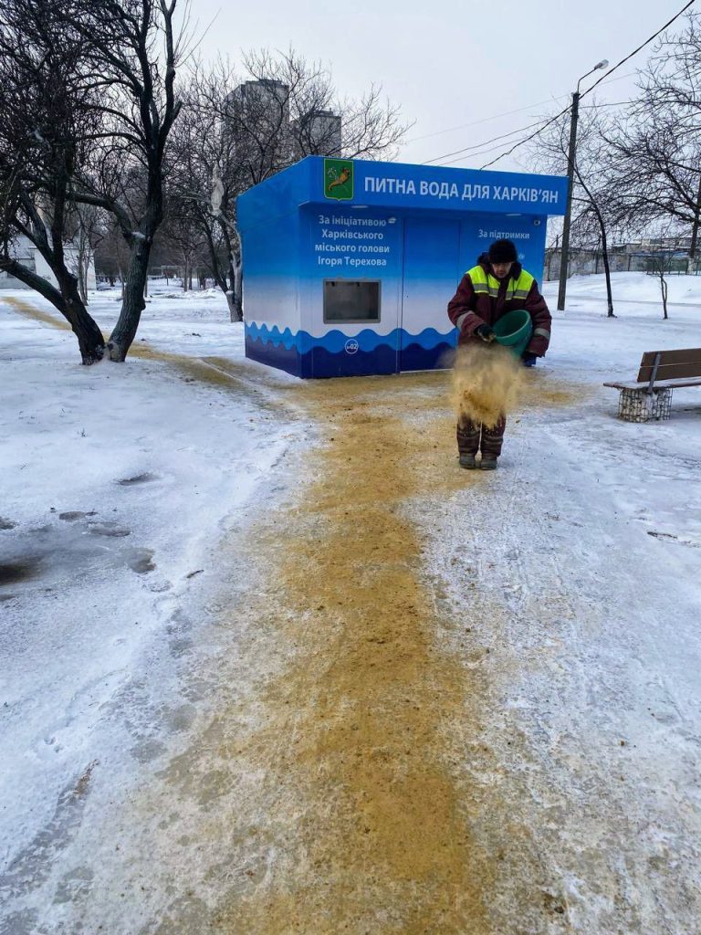 коммунальщики убирали в Харькове