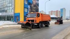 Як борються з ожеледицею на дорогах комунальники у Харкові (фото, відео)