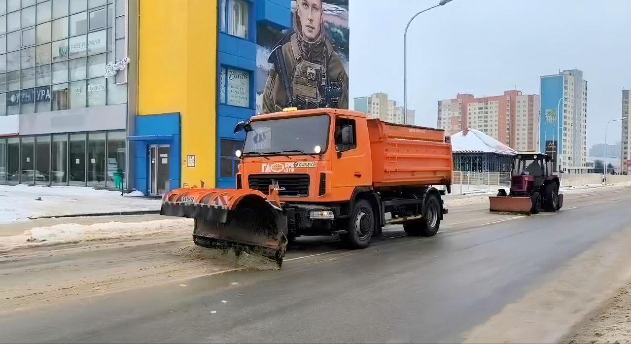 Как борются с гололедом на дорогах коммунальщики в Харькове (фото, видео)