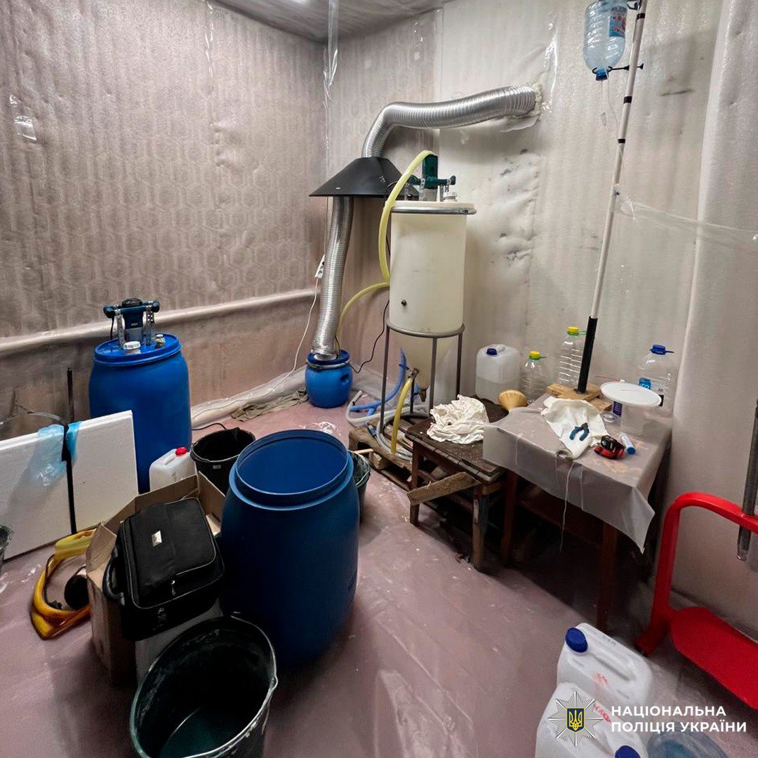 Нарколабораторію з мільйонними прибутками викрили на Харківщині