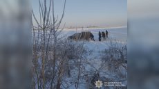 Автомобили продолжают вытаскивать из снежных заносов на Харьковщине (фото)