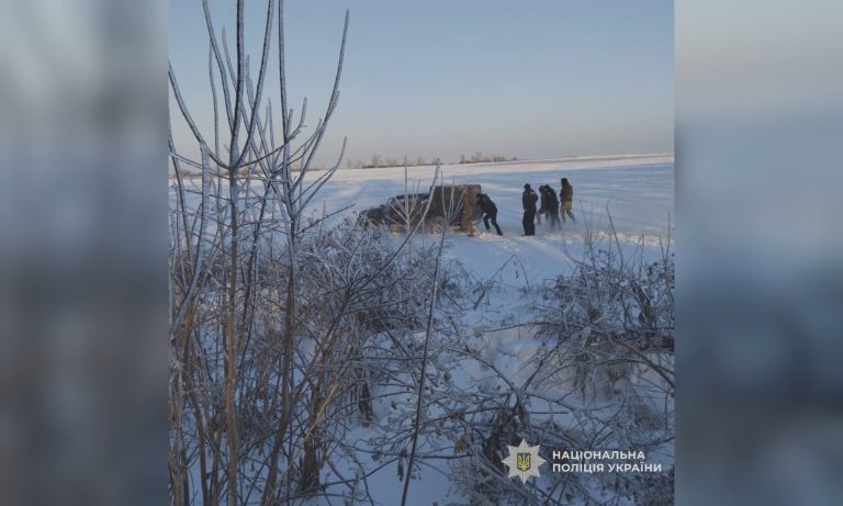 Автомобілі продовжують витягати зі снігових заметів на Харківщині (фото)