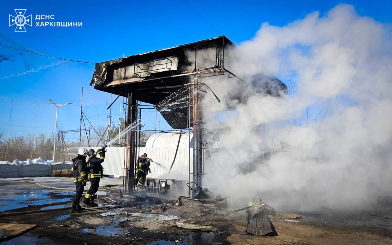 БпЛА вдарив по АЗС на Харківщині: є постраждалий, сталася пожежа (фото)