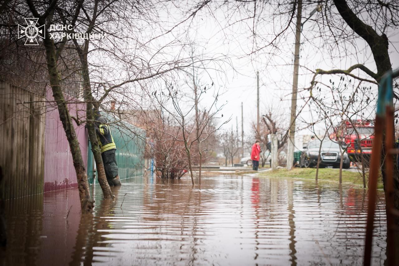 Частные дома и дачи на Харьковщине продолжает затапливать из-за таяния снега