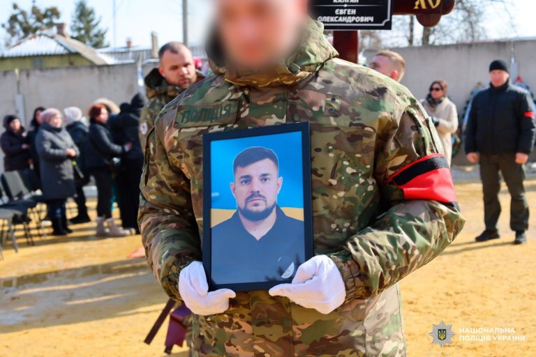 Погиб в ходе эвакуации гражданских: в Харькове похоронили полицейского (видео)