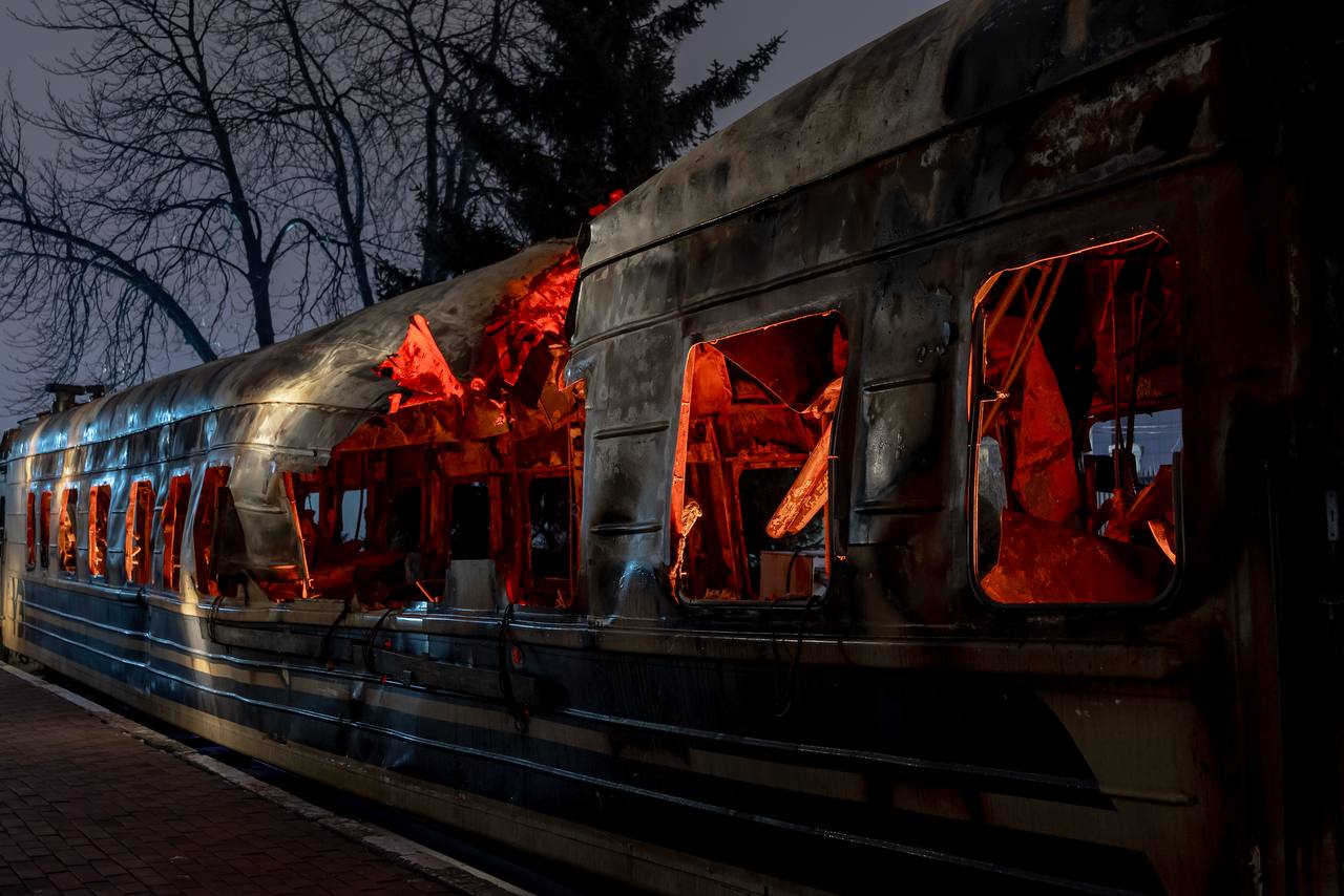 Вагон, который атаковали БпЛА на Харьковщине, превратили в арт-работу (фото)