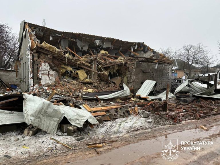 Девушку в Харькове спасли из-под завалов ночью: четыре дома уничтожены (видео)