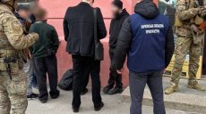 Обещал мужчине организовать «билет» в Румынию: подозревают бармена в Харькове