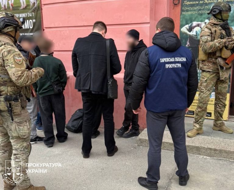 Обещал мужчине организовать «билет» в Румынию: подозревают бармена в Харькове