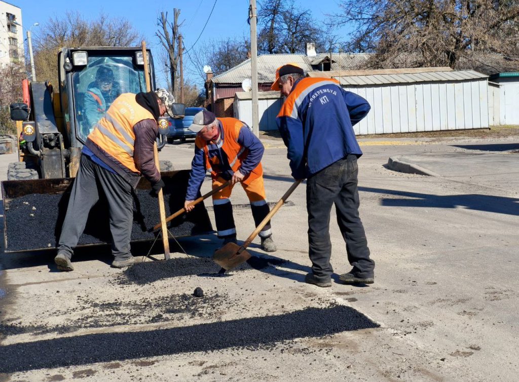 дороги ремонтируют в Харькове