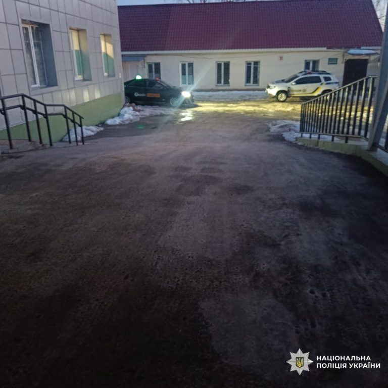 Автомобиль наехал на 84-летнего мужчину на территории больницы на Харьковщине
