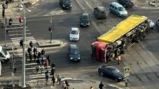 На Аэрокосмическом проспекте перевернулась фура – соцсети (фото/видео)