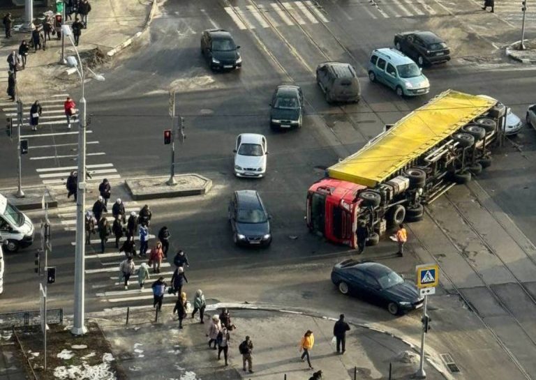 На Аэрокосмическом проспекте перевернулась фура – соцсети (фото/видео)